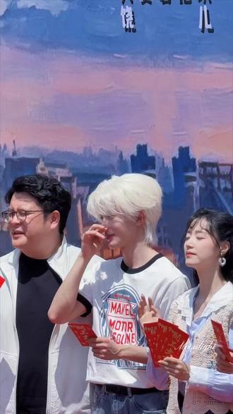《一家三口在同班2》开机大吉,王小亿饰陈诗,张翅饰陈安生#一家三口在同班2 #开机仪式现场 #王小亿 #张翅