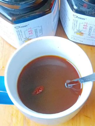 一天两勺,再也不担心宝宝吃不饱了,宝宝己经9个月了,奶少回奶了我就冲两勺,喝一碗下肚,奶水热热的全流出来了,通乳小兵吃不赢还能拨300多存,奶多又浓有营养,冰箱里装满了存奶#母乳再也不是奢望#产后妈妈#追奶成功#哺乳期