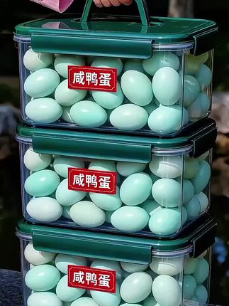 金黄流沙咸鸭蛋:一口唤醒烟火记忆 古法工艺慢腌的咸鸭蛋,藏着最地道的家常风味。轻轻敲裂蛋壳,鲜红油汁便缓缓浸润而出,淌过莹白咸鲜的蛋白,露出内里饱满的金黄蛋黄。入口瞬间,绵密沙糯的质感在舌尖化开,咸香满溢唇齿间,余味悠长。 无论是清晨配白粥、正午拌米饭,还是入菜增香,它都能恰到好处地唤醒味蕾。每一口都是熟悉的儿时味道,让寻常三餐也满是温暖的烟火气。#咸鸭蛋#鸭蛋#下饭#流油咸鸭蛋#起沙流油@抖音美食推荐官 @DOU+小助手 @DOU+上热门