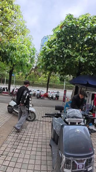 上好牌零公里二手车新车 带质保 证件齐全五星钻豹(销量前十的中国十大品牌,各平台有旗舰店)
五星钻豹GN18全新电动车 一辆也是团购价
空车架2280带72伏电池600(带锂电池加800质保三年换新可用5-8年)
金宇星电机1500动力
高标控制器60/72通用
最高时速60左右
双管车架结构/三星加宽开档
10寸朝阳钢丝轮胎/前后碟刹/对置缸碟刹钢高强度刹车
30芯前减震/后减震软硬可调
LED两灯珠大灯/双闪功能
USB手机充电口/主动P档
定速续航/三档变速
一体式大坐桶/38脚踏板
65cm加宽坐垫/整车长度180左右