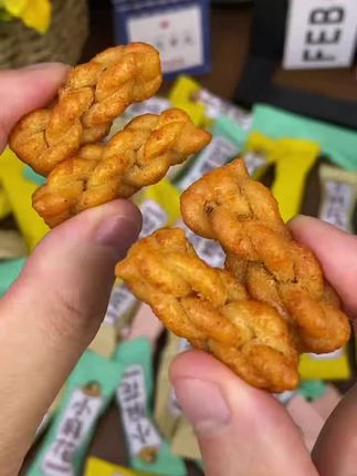 刺猬阿甘小麻花太绝啦!9.9一箱100根,独立小包装超方便。芝麻、香葱、焦糖、花椒4种口味,传统工艺真材实料,酥香松脆,一口就爱上#刺猬阿甘 #小麻花 #休闲零食 #美味可口