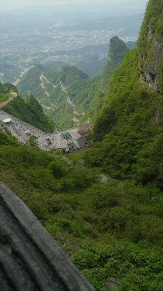 这个视频是在天门山的天门洞拍摄的,洞下是一潭清水,天门山的山顶很宽。