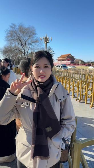 带干妈来看天安门!还挑战了不一样的美食,邻近佳节真是年味满满啊,我希望妈妈脸上永远洋溢着这样的笑容!#母女日常 #记录真实生活 #生活vlog #正能量 #抖加小助手