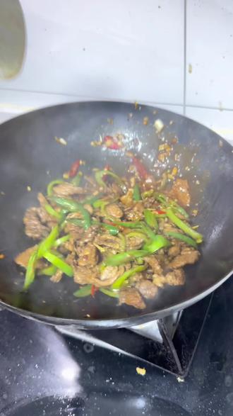 炒牛肉真的千万不要放淀粉腌肉,就这个双椒牛肉通过我两次对比差距真的非常明显了,我看了很多美食教程的视频大部分人都说用淀粉腌过的牛肉更嫩,你们管这种炒出来黏黏糊糊肉叫嫩吗?真的不理解了,有懂的大厨来解答一下到底需要放淀粉吗?#双椒牛肉 #炒牛肉 #大厨养成记 #跟着抖音学做菜