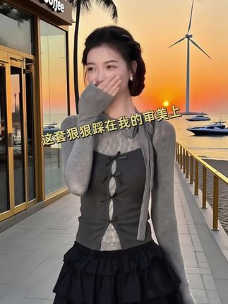 日常穿搭选这套准没错!长袖上衣百搭实穿,蝴蝶背心提亮造型,蛋糕裙裙摆飘逸,整套时尚感拉满,出街回头率直接在线~#女士时尚穿搭 #秋季长袖内搭 #系带背心女 #小众蛋糕裙装 #春秋穿搭