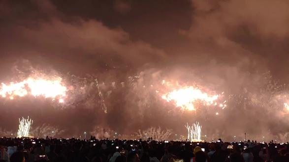 汕头烟花 据说25万一颗的七彩祥云