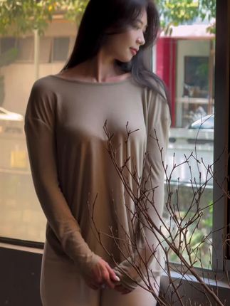 听歌#慵懒风穿搭 #气质范 #女人味 #原创视频 #库存视频