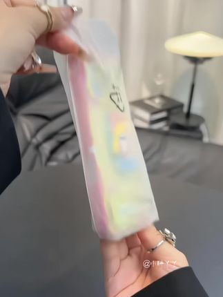 好可爱的哭娃手机壳!支架打开还能当小镜子!好朋友,送我谢谢!#手机壳 #这个手机壳真的长在我心巴上了 #可爱到爆炸💥 #快分享给你的好友 #手机壳推荐