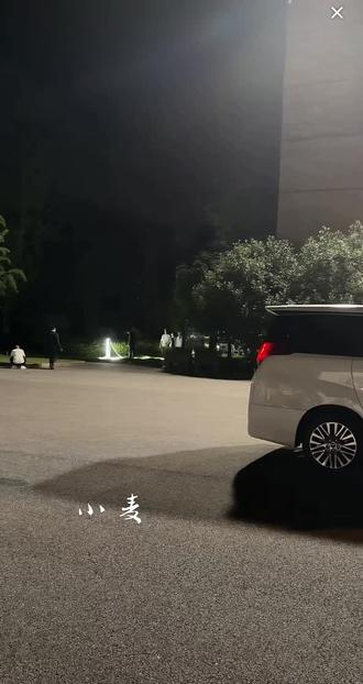 2026年5月11日晚上十一点张颂文老师在韶关拍戏收工了,张哥辛苦了#张颂文 #路人视角 #三尺之下 #人气爆棚