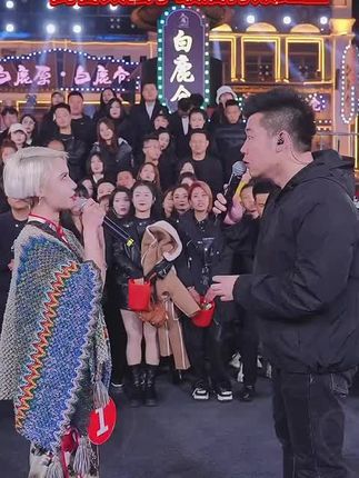 长沙银发美女开嗓震惊所有人,一问竟是livehouse的创始人,实力太强了!#木森大舞台 #户外直播现场 #真人真唱 #音乐现场 #嗨翻全场