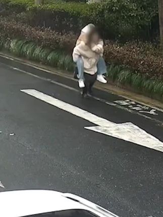 这是全网最美公主抱医院保安大哥抱起倒地患者向急救室极速奔跑