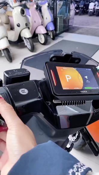 大屏显示,好骑又好玩#同城好店推荐 #同城热点 #雅迪电动车 #雅迪白鲨 @抖音小助手