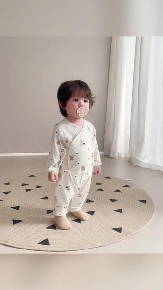 #童装 #婴儿衣服搭配 #萌娃穿搭 #宝宝拍照 #婴儿衣服 一眼就爱上的纯棉护肚连体衣~
纯棉面料透气又有弹力
无骨缝制对宝宝娇嫩肌肤超友好
包边走线精致,细节满满✨
现在穿正合适,显白又软乎乎,宝妈们闭眼冲!