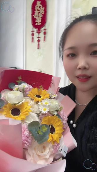 传统中医师承拜师仪式流程
1. 迎师就位:弟子及见证人提前到场,恭候师父。师父到场后,请师父上座。
2. 宣读拜师帖:弟子双手持帖,面向师父站立,恭敬宣读拜师帖内容,表达求学之诚。
3. 行拜师礼:弟子跪地,向师父行三叩首大礼。一叩,谢祖师爷传道之恩;二叩,谢师父收留之德;三叩,誓精研医道之志。
4. 敬茶改口:弟子起身后,双手捧茶杯,高举过眉,跪敬师父。口称:“师父,请喝茶。”师父接茶饮下,从此改口称“师父”。
5. 奉礼献花:弟子向师父呈上拜师红包及鲜花,寓意愿奉束脩之礼,跟随师父潜心学医。
6. 师父回训:师父接茶后,对弟子宣读师门规矩,训导医德医风,并赐予勉励。
7. 礼成合影:师徒及见证人合影留念,记录传承时刻。