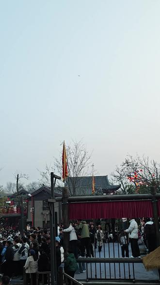 万岁山“王婆说媒”是一项线下相亲互动栏目,由演员赵梅主持,该节目以幽默接地气的风格为单身游客牵线搭桥,自2024年3月走红网络以来,成为景区的标志性活动之一。