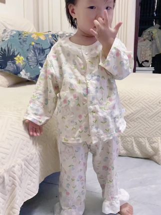 她还会长双眼皮吗?#家居服#女宝睡衣#女童套装
