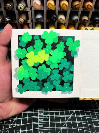 三叶草☘️|丙烯马克笔|附色号步骤 把万分之一的幸运,都画进这一片绿色里。愿你也能接住所有温柔与好运✨
🖊️:恩米
📒:星以文创
👀:六条
#丙烯马克笔#翻翻乐#绘画过程#跟着抖音学画画#三叶草