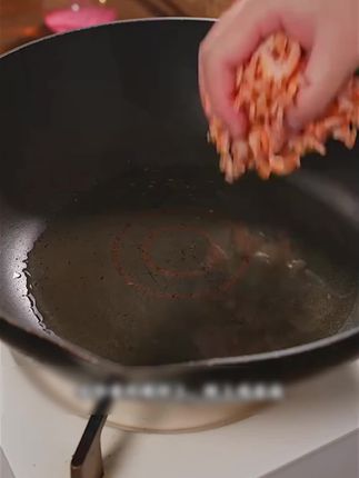 热油下锅,手一抖,虾米全进去了!这哪是炒菜,分明是“豪赌”啊骰子 Kitchen Roulette正式启动 🎲🍤 #厨艺翻车现场 #今天也是大厨