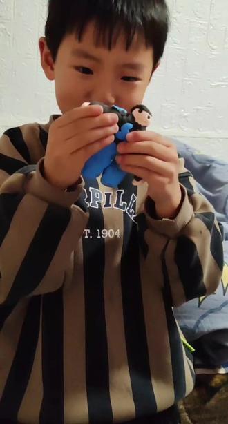 #热门 这娃用橡皮泥自己做的小人