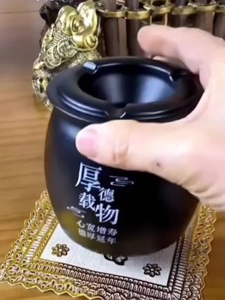 姐妹们,新款不锈钢防摔烟灰缸家用客厅办公室带盖防风防飞灰防烟味创意来啦#好物推荐🔥 #好物分享 #强烈推荐 #烟灰缸