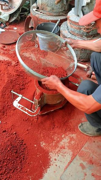 #铝锅模具 如何通过使用水壶模具去制作一个铝制品的水壶,水壶模具 传统 #铸造模具 使用南京红沙,和传统的钢模砂芯去辅助完成一个水壶的制作,当然我们也可以定做其他形状的水壶成品,这些模具已经是很老的手艺现在工艺的水壶都要比这个好看很多当然很多的工艺都是用铝板去拉伸制作成的水壶, #水壶模具 如何使用水壶模具,如何利用水壶模具倒水壶。铝水壶。烧水是非常方便的,而且结实耐用,但是美观上已经无法和现在的工艺媲美了,大家如果有不懂的,可以看一下水壶模具是怎么样使用的,尤其是新手在铸造水壶模具,或者使用水壶模具上,需要注意哪些问题。