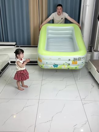 夏天来了,让孩子快乐玩水!有了这个充气游泳池,再也不用担心孩子跑去河边玩水了。大小多种尺寸可选,赶紧给你家神兽也安排一个吧!PVC材质防刮耐磨,让孩子在家就能实现水上乐园自由!#充气泳池 #夏季玩水 #清凉一夏 #夏季必备 #游泳池