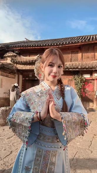 山对山来崖对崖 蜜蜂采花深山里来~ #弥渡山歌手势舞挑战 #少数民族服饰有多绝 #云南 #转场 #变装