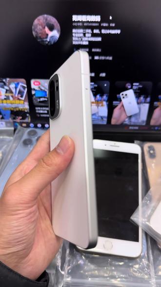 一加Ace 6是主打极致性能的游戏利器。它的优点很突出:骁龙8至尊版芯片性能猛,配合165Hz超高刷新率的直屏,游戏操控流畅丝滑。7800mAh超大电池续航顶级,搭配120W闪充很快就能充满。还有专门的“风驰游戏引擎”和“冰河散热系统”,能保证长时间高画质游戏不卡顿、不烫手,是追求硬核游戏体验用户的高性价比选择。#手机数码 #一加ace6 #游戏手机 #手机推荐 #数码产品