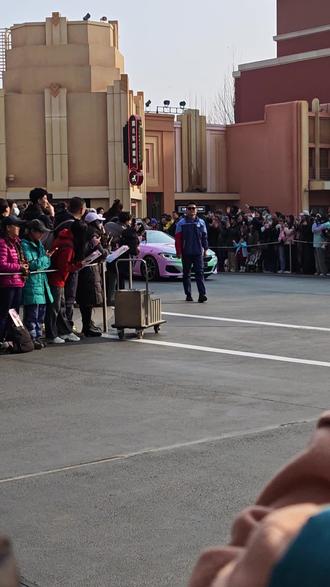 这谁啊,这么牛,怎么可以坐车上?中奖了吗?#北京环球影城