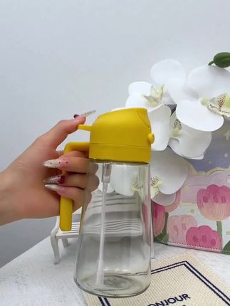 即使是喷油壶还是倒油壶,家里厨房一定要有一个,用它倒油不挂油,出油也很均匀,瓶口很大,倒油也方便。卡扣设计,喷油倒油自由切换,好用还不贵。#二合一喷油壶 #厨房好物 #方便又实用