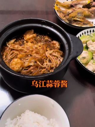 做了一个简单的菜。我们家小朋友回来吃饭,麻麻香。有了这个乌江大蒜蓉酱。随便就可以出片美食#强力推荐 #家常菜 #懒人美食 #很好吃 #蒜蓉酱。