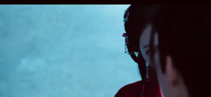 我是贺思慕 是白日提灯、夜渡万灵的归墟之主。出生便死,五感俱丧,四百年光阴里,我守着归墟,也守着一片荒芜的自己,所爱皆短暂如烟,唯有深渊同我寿与天齐。我曾以为,永生便是永无止境的孤寂,直到段胥携破妄剑而来,他说他叫段胥,封狼居胥的胥。他向我许愿,换一次五感予我,允许他唤我思慕,那一刻,我才知世间有疼,亦是温的。我借着他的眼看见人间,借着他的心懂了情意,原来他不仅是向我伸出了手,更是把那颗千疮百孔却依旧热烈跳动的心脏,捧到了我面前。
命运无常,令万物匍匐,可我亦无常。我曾是冰冷无情的鬼王,可遇见他之后,我有了牵挂,有了软肋,愿为他守人间。只愿我的段小将军,逢凶化吉,长命百岁。#白日提灯 #迪丽热巴贺思慕 #仙侠剧古装 #奇幻爱情