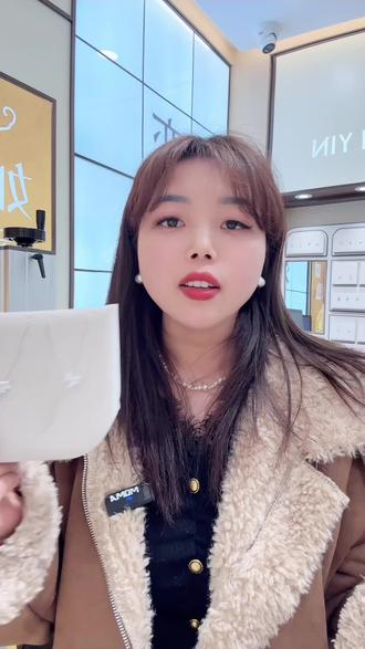 足银:指的是含银量达到99%及以上的银子。比如千足银(S999)、万足银(S9999),现在国标统一称为“足银”,标记为 S990 或直接打“足银”二字。简单说,足银就是“很纯的银”。
🔹 纯银:这是一个最容易产生误解的词!在珠宝行业里,“纯银”通常特指 925银,它的含银量为 92.5% ,另外7.5%是铜等其他金属 ,标记为 S925。 ❗️足银 (S990以上) 优点:✅ 含银量高,价值感足