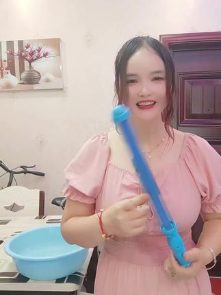 这个像放烟花一样的水枪也太存意思了吧!抽拉式的设计,轻轻一按就能喷出超远的水柱,就像真的烟花一样,看着太漂亮了。#孩子的快乐很简单 #烟花水枪#夏天玩水的快乐 #玩具水枪#今日分享