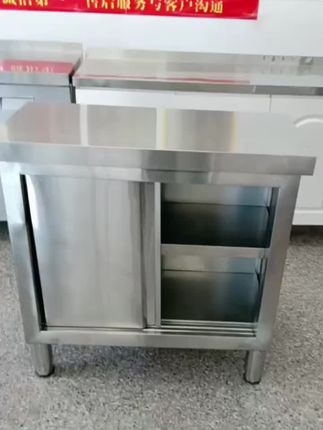 304不锈钢推拉门操作台,厨房专用工作台,加宽加厚的台面304不锈钢材质的,可以切,可以剁,可以宰,不伤台面,适合每个家庭厨房去使用