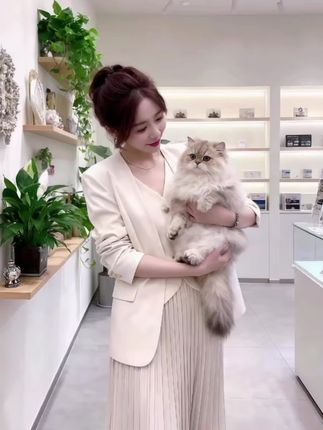 《奶油白套装:职场优雅的质感独白》当奶油白的西装套装与她相遇,是优雅与质感的双向奔赴。西装的利落剪裁与马甲的精致叠穿,勾勒出职场女性的干练轮廓,百褶裙的柔美元素又为这份干练注入了一丝温柔气息。 米白色的手提包与整体穿搭色调相呼应,是细节处的质感表达。在复古奢华的衣帽间里,深色实木衣柜的黄铜五金与她的穿搭光泽相映,人字形木地板的纹理似在为这份优雅伴奏。窗外都市夜景的璀璨灯火,更衬得这身穿搭在精致与典雅间自如切换。 这套奶油白套装,是她职场风格的具象化,每一处剪裁都藏着对专业的敬畏,每一抹柔色都写着对生活的热爱,在复古与现代的碰撞里,诉说着当代女性的风格宣言! #马甲的显贵穿搭 #秋季微胖穿搭测评 #通勤穿搭万能配色公式 #小个子初秋显瘦穿搭 #新穿搭指南