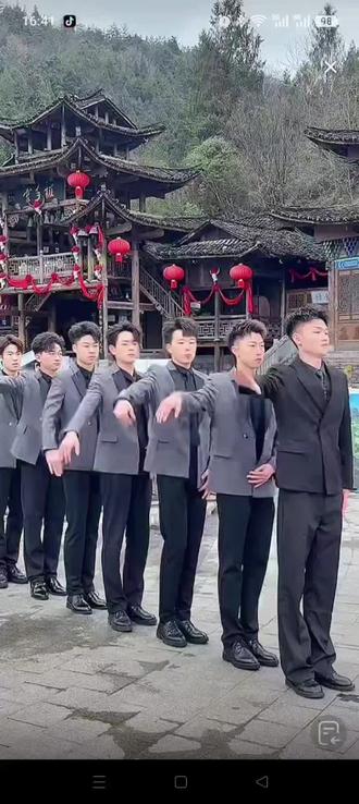 剧透一下,龙浩天直播间的晓航团队,全新火花#晓航团队 #龙浩天 #火花 #上热门 @晓航✌️ @郭晓航 @DOU+上热门 @抖音创作小助手