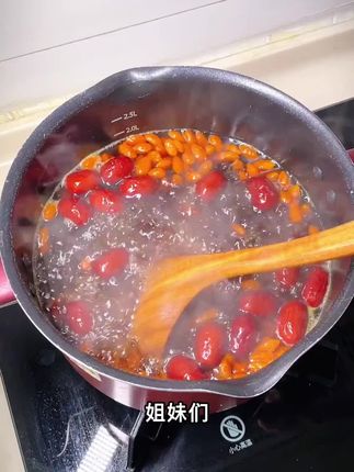 新鲜的广西甘蔗黑糖,泡水或熬红糖姜茶都很不错,小块装很方便,女生要多喝些~#黑糖 #红糖 #红糖姜茶