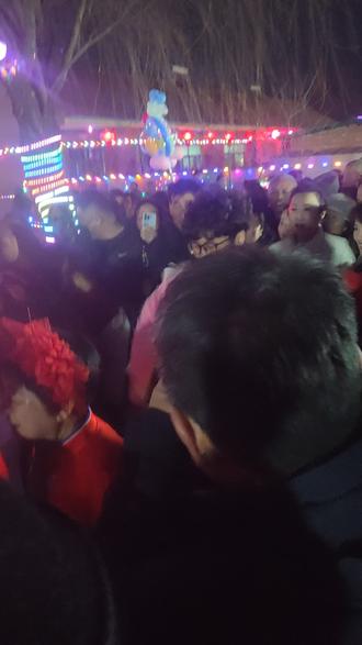 前阳小伙,哈哈逮到了!#人山人海太热闹了