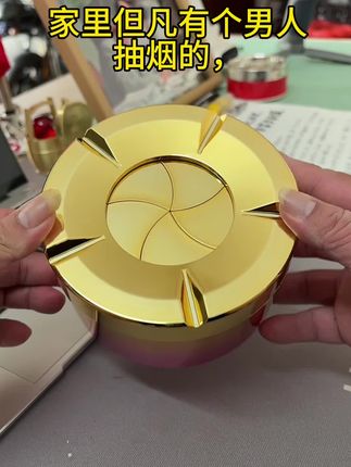 家里但凡有个男人抽烟的,你就用这种烟灰缸,保证准没错!它不仅颜值高,而且呢,还是这种带盖的设计,能够有效防止烟灰乱飘。关键是容量还特别大,你就算抽个好几天的烟灰呀,都不用清理,特别省事。有了它呀,再也不用担心到处都是烟灰了!喜欢就赶紧入手吧!