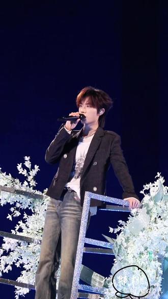 “当你们看向天空的时候 我希望你们想起我”#张子墨 #张子墨唱歌 #天空天空 #音乐节现场