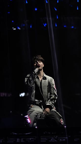 想跪下来求自己别追星了,转头发现陈立农也跪下来了 #陈立农澳门演唱会 #陈立农没有了