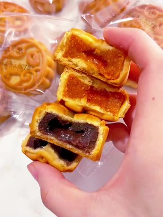 这个月饼简直绝绝子!一口爆浆口感绵密好好吃🤤关键这个价就能到手一箱也太划算了吧#月饼 #口真广式月饼 #蛋黄馅月饼 #流心月饼