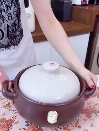 康舒祥瑞中式陶瓷砂锅煲耐热煮粥,煲汤炖菜焖煲,家用明火大容量沙锅,受热均匀 保温效果好 慢炖煲粥能让食材的营养和味道充分释放,喜欢煲汤的可以用这个试试 #砂锅 #陶瓷锅 #陶瓷煲汤 @DOU+上热门 #陶瓷砂锅 #超便宜超划算