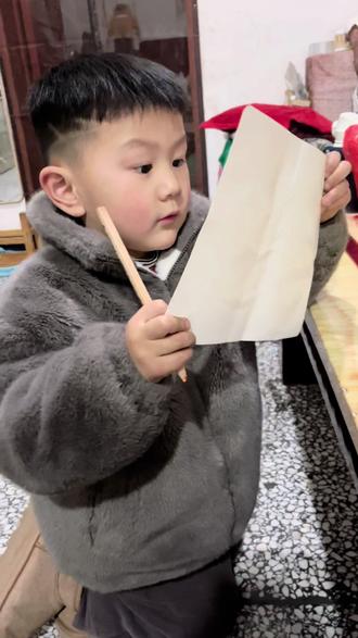 洗完脚,心血来潮画画的小朋友,这个动画片有意思🤔
#最忙的小孩 #超级飞侠画世界 #跟着电视画画 #你们的孩子也是这样吗😂😂😂😄 #记录孩子的点点滴滴