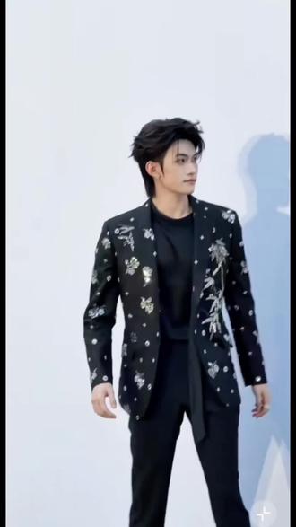 3.21云旗红毯入场多视角舔颜+小红书更新帅照 帅到窒息
#云旗
#高嘉辉
#濮院时装周
#云旗走秀