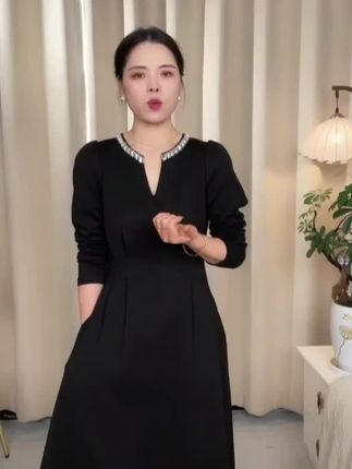2025年重工洋气黑色连衣裙子V领钉珠赫本风小个子a字法式长裙显瘦#连衣裙分享 #每日分享 #优雅气质 #穿搭分享 #高级感穿搭