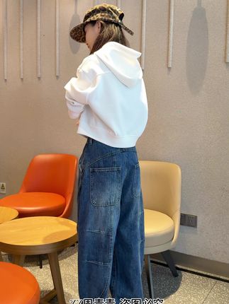 人应该从喜欢里得到力量 而不是耗尽所有力量去喜欢。#牛仔裤 #新款上新 #谁穿谁好看系列 #显高显瘦显腿长 #高级感穿搭