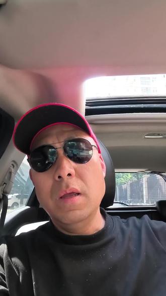 武汉的夏
2024.7.26 5:15 于武汉
武汉的夏,
让外地人感到害怕。
骄阳似火,
像老君炼丹的八卦。
武汉的夏,
把鞋底的橡胶熔化。
四大火炉,
不要以为在说笑话。
武汉的夏,
是惊涛拍岸的浪花。
东湖落雁,
珞珈山下国立武大。
武汉的夏,
洪水暴涨一点不怕。
放眼江滩,
三镇四岸风景如画。
武汉的夏,
看绿地中心的挺拔。
江汉合流,
龟蛇黄鹤千年古刹。
武汉的夏,
江汉路上人多如麻。
楚河汉街,
百亿打造民国文化。
武汉的夏,
不见竹床蒲扇西瓜。
高楼林立,
洋酒雪茄咖啡奶茶。
武汉的夏,
老街小巷油焖大虾。
孜然一撒,
雪花啤酒勇闯天涯。
武汉的夏,
车水马龙公路高架。
大桥如虹,
汽笛一响千帆竞发。
武汉的夏,
渡江的勇士不害怕。
十米跳台,
飞身一跃来个猛扎。
武汉的夏,
挡不住楚人的拼杀。
长缨在手,
随时能将苍龙拿下。
武汉的夏,
其实没有什么可怕。
混口饭吃,
我们顶着烈日出发。