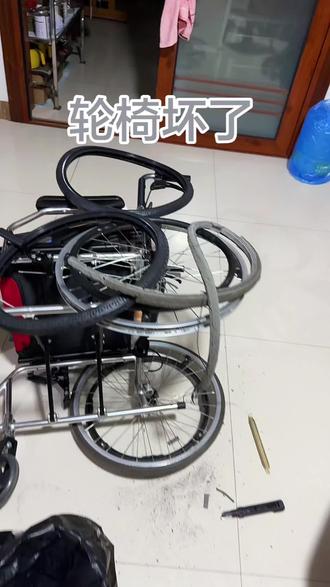 轮椅坏了,自己动手换新轮胎。
嘴上说着“分分钟搞定”,其实步骤还挺多:泡水、撬胎、绑带固定……
慢慢摸索,慢慢熟练,只要老人用着方便,再麻烦都值得❤️
#动手能力 #照护日常 #陪伴长辈 #广州日常 #暖守兵房共晨昏